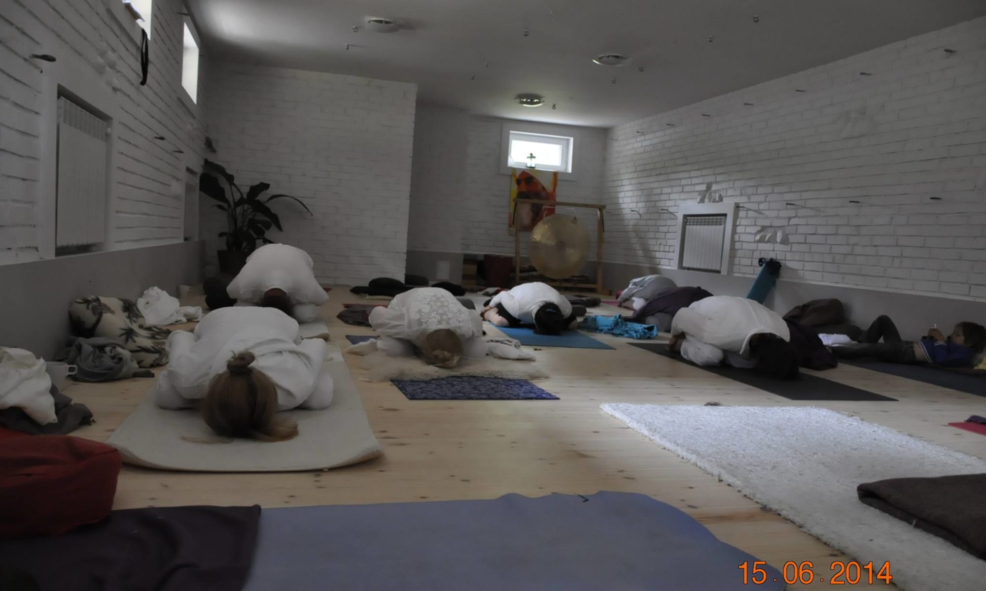 biały w praktyce jogi